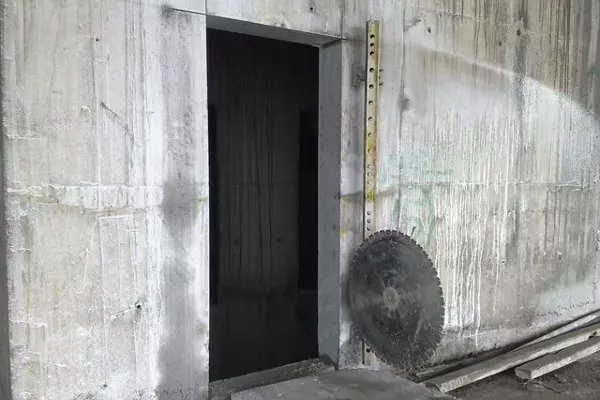 Проводим резку дверного проема в стенах из кирпича и бетона